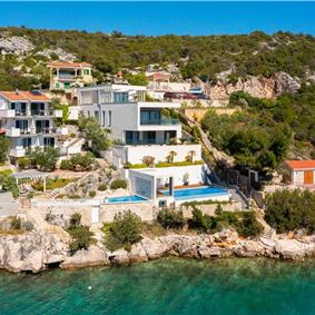6 Bedroom Waterfront Villa with Pool in Uvala Ljubljeva near Trogir, Sleeps 12-13